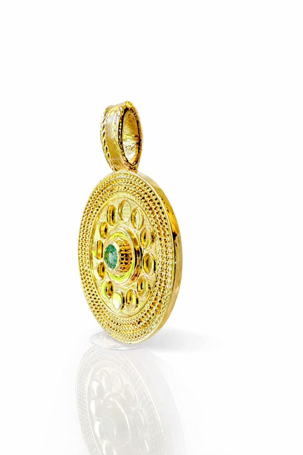 Dije Fase Lunar en Oro 18K con Esmeralda Natural – Diseño Exclusivo Vulcany