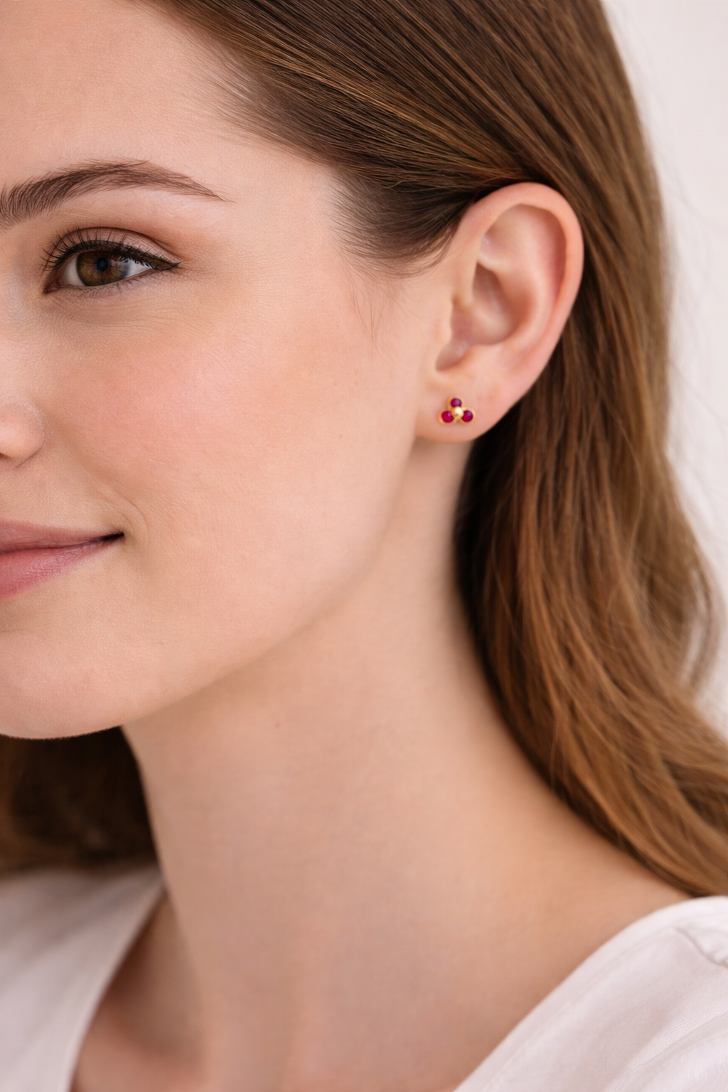 Aretes Stud Trébol de Circón fucsia en Oro 18K