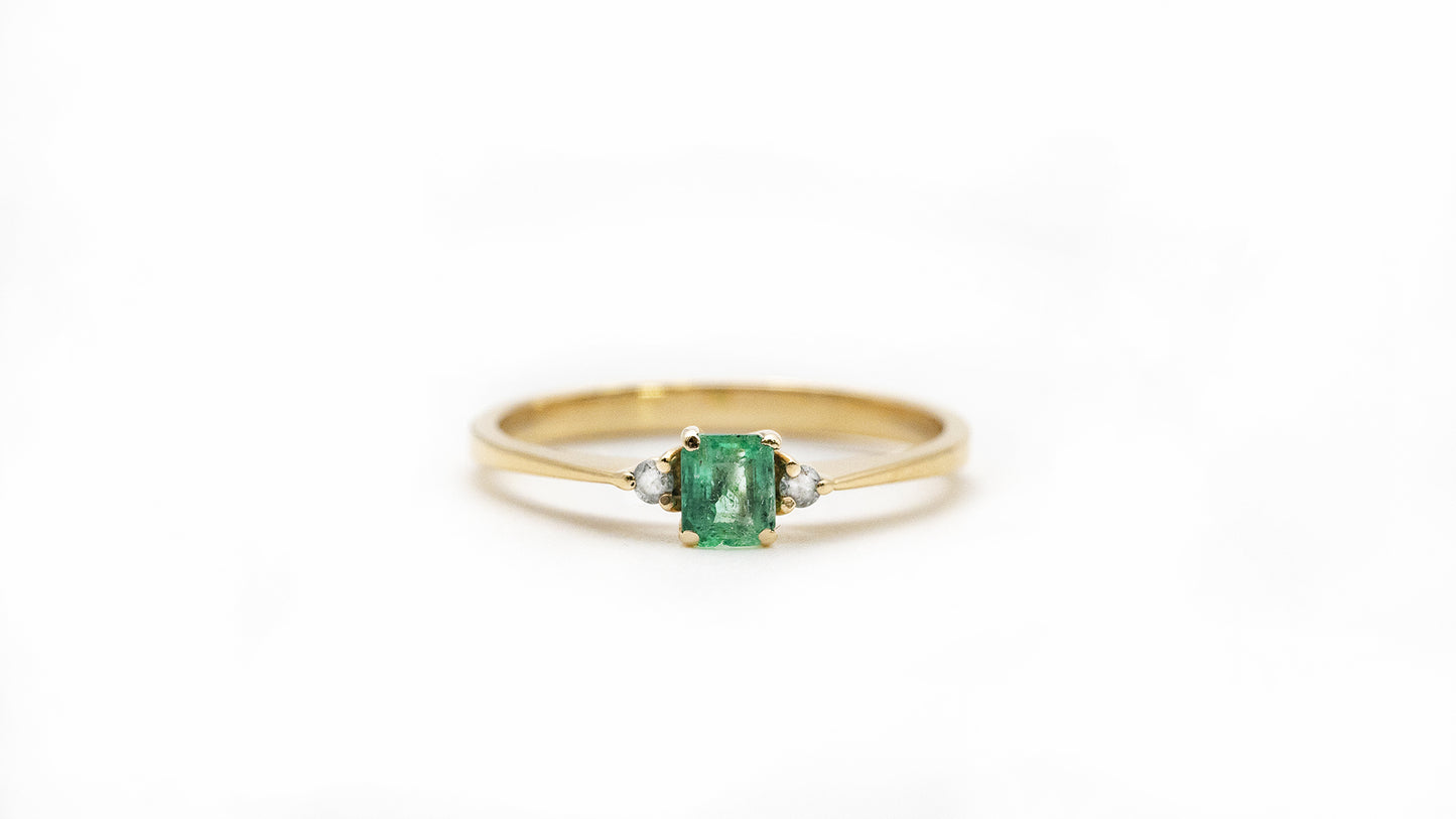 Light Ring in 18k Gold with Natural Emerald
