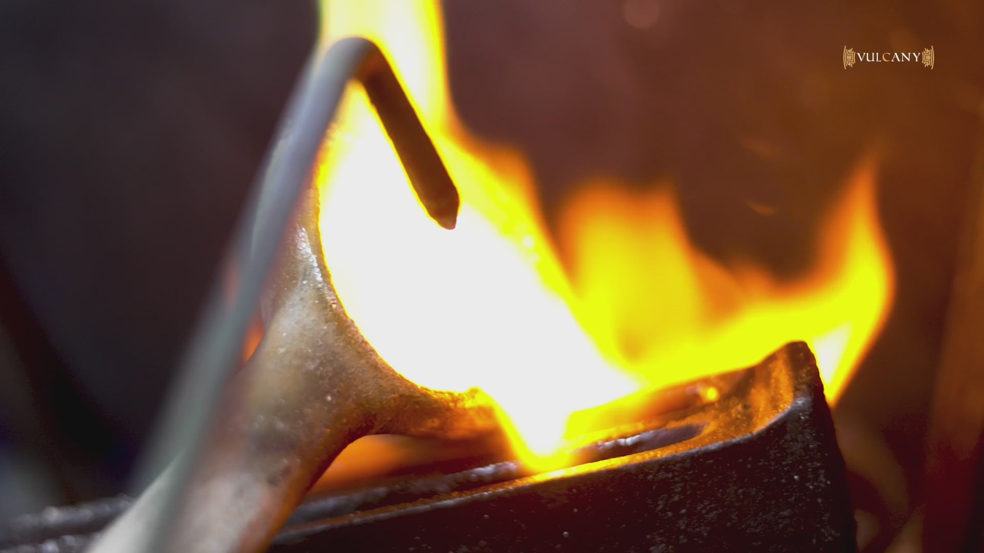 Cargar video: Goldsmith handcrafting an 18k gold ring in a traditional jewelry workshop